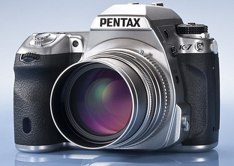Pentax K-7 ve stříbrném
