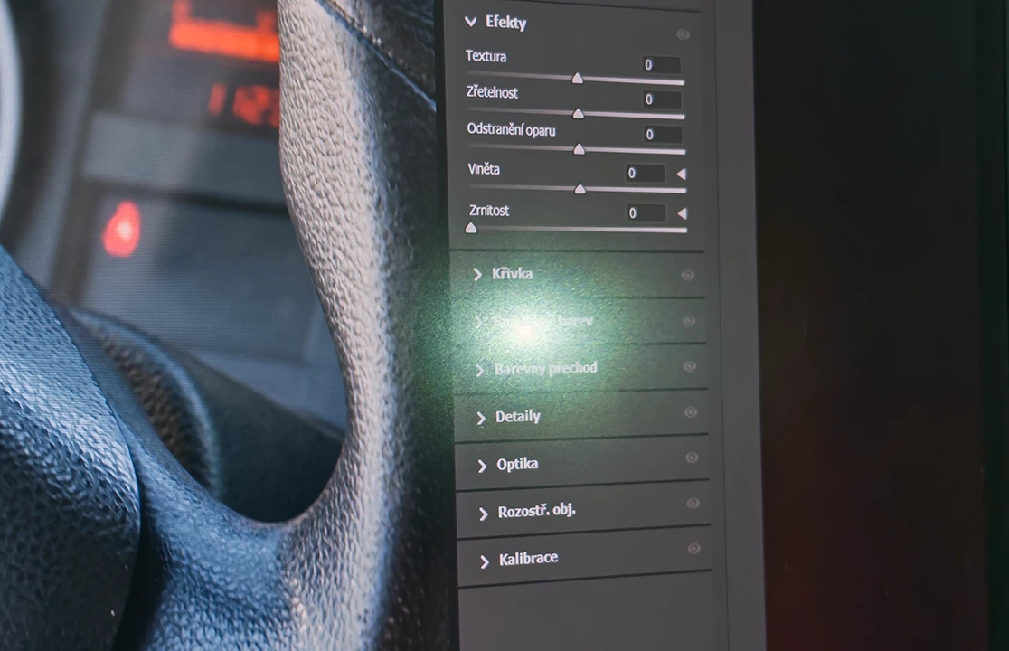 Odlesky světla z LED iPhonu (PD2730S vlevo, PD2720U vpravo)