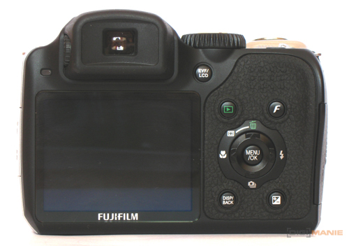 FinePix S8100fd: mají se ostatní ultrazoomy bát?