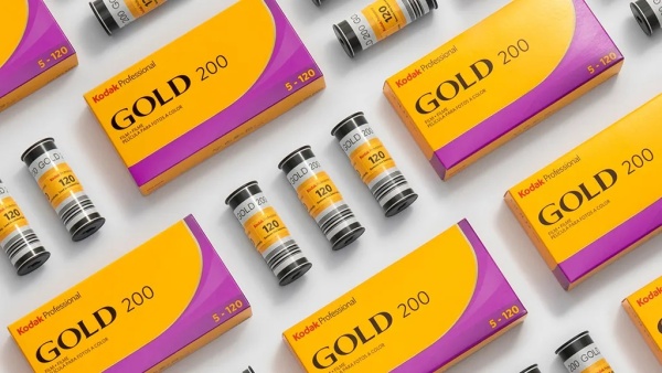 Po 25 letech začal Kodak opět vyrábět středoformátový film Gold 200