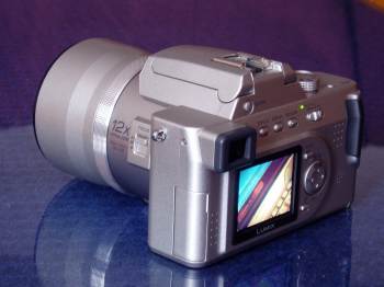 Panasonic Lumix DMC–FZ10: Vlajková loď s optikou Leica