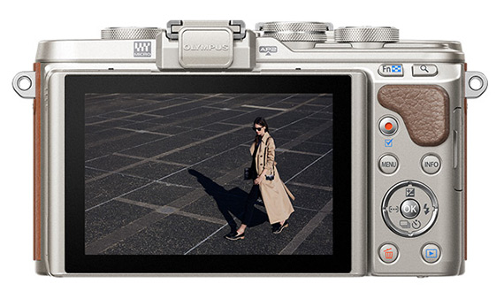 Stylový Olympus PEN E-PL8 se selfie displejem