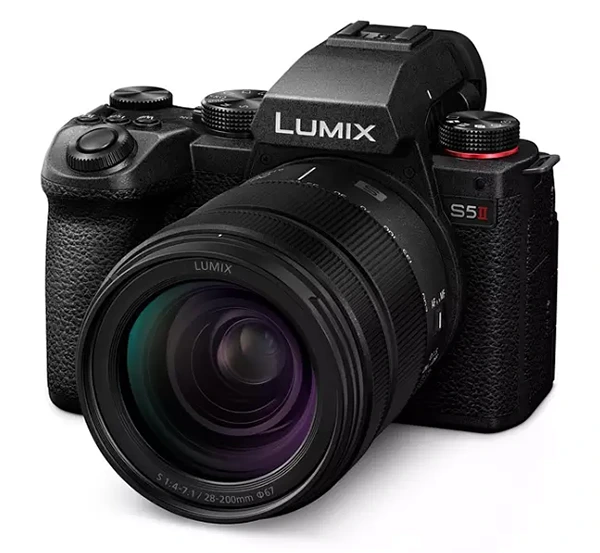 Pouhých 413 gramů má nový full frame ultrazoom Panasonic Lumix S 28-200mm