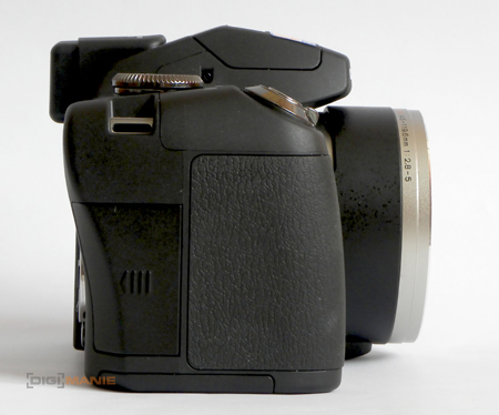 Olympus SP-590UZ: 26× zoom pro každého