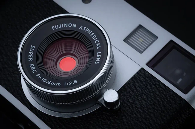 Kompakt Fujifilm X half má 1" snímač vertikálně a omezení filmových fotoaparátů