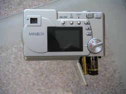 Minolta DiMAGE E223: čelem k masám aneb levná a šikovná