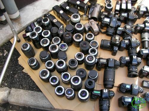 Digitální fotoaparáty prodávané jako housky na tržnici