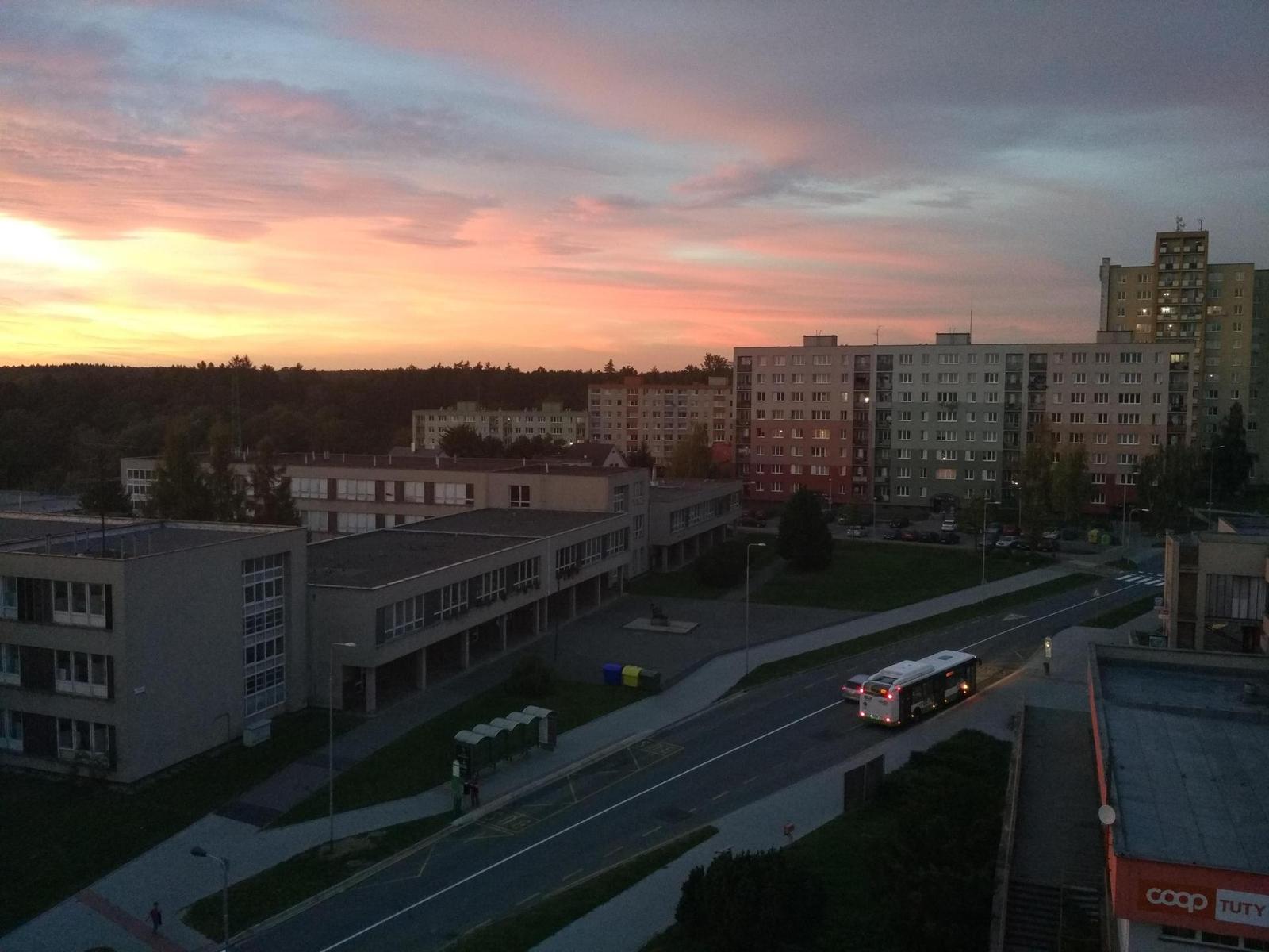 Kompakt nebo smartphone? Co za 4500 Kč fotí lépe?