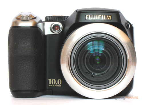 FinePix S8100fd: mají se ostatní ultrazoomy bát?