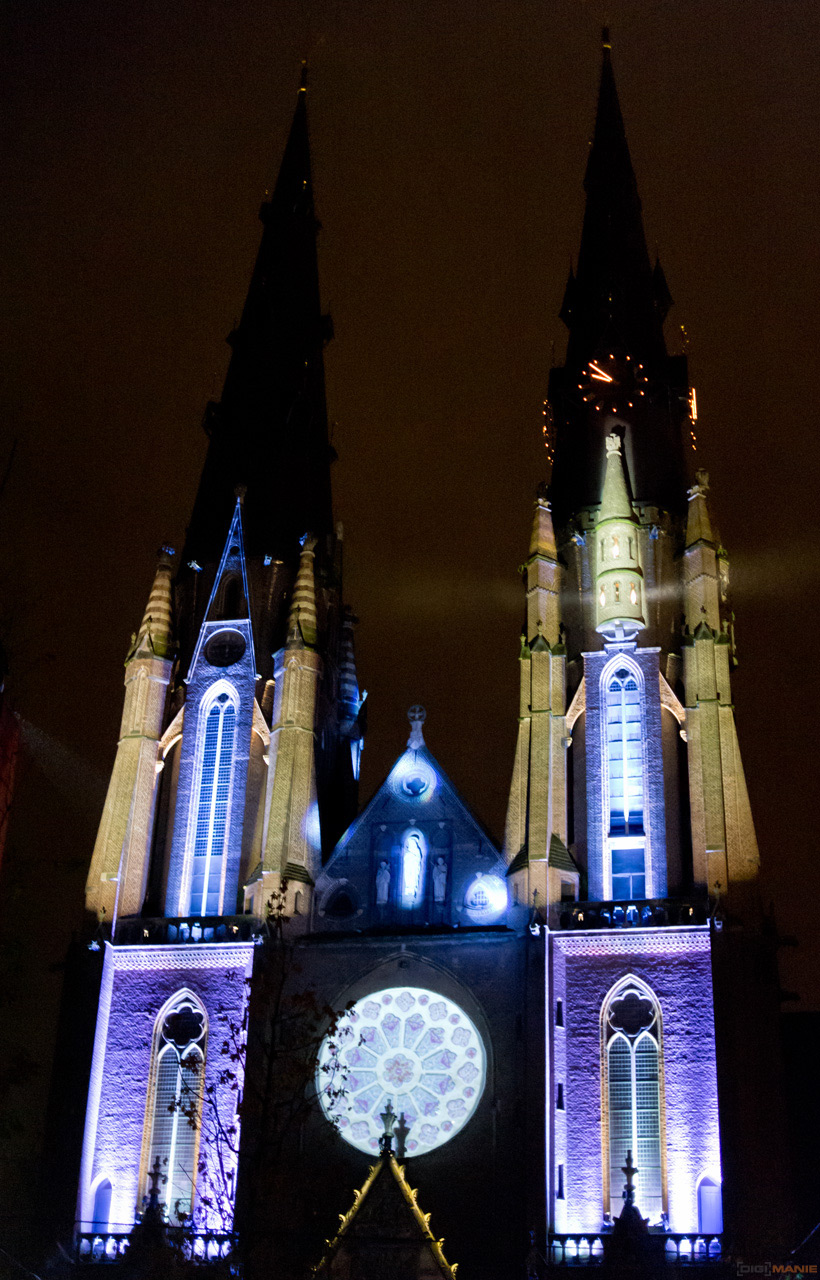 GLOW 2013: umělecká světelná show