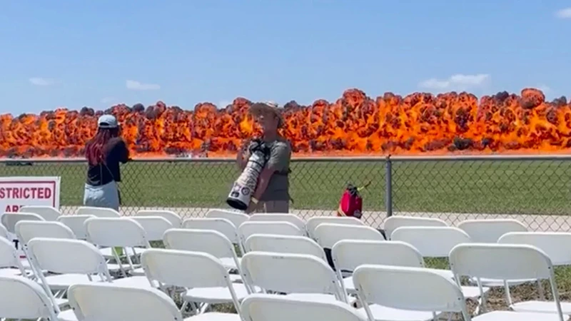 Tak tomu se říká smůla, fotograf se na letecké show otočil před tím nejlepším