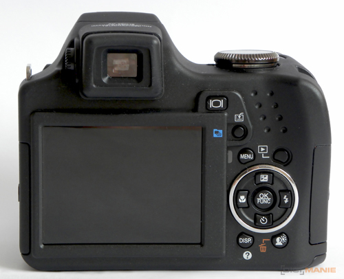 Olympus SP-590UZ: 26× zoom pro každého