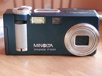 Minolta DiMAGE F200: Námořnický krasavec