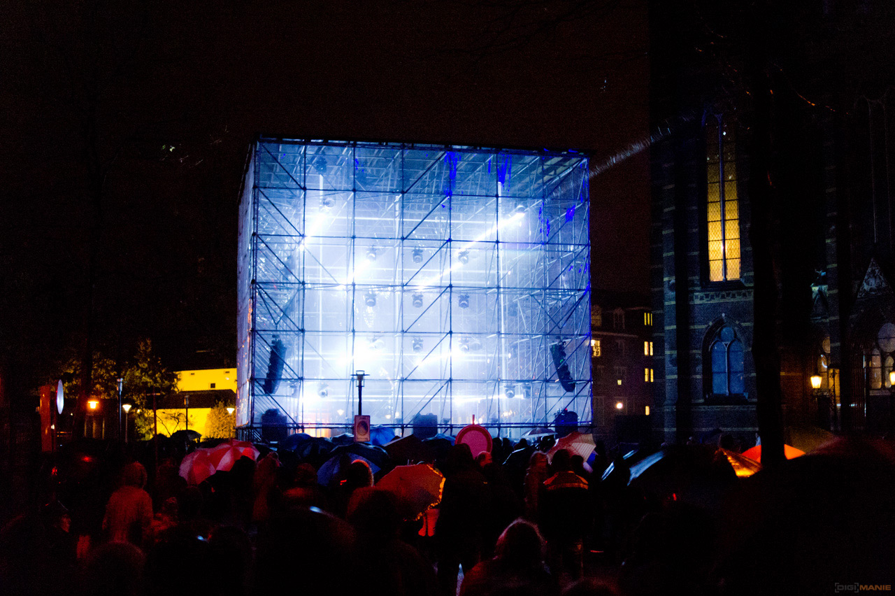 GLOW 2013: umělecká světelná show