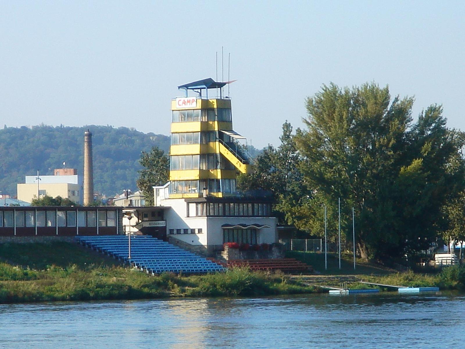 Sony T7: Placatý žravý rychlík