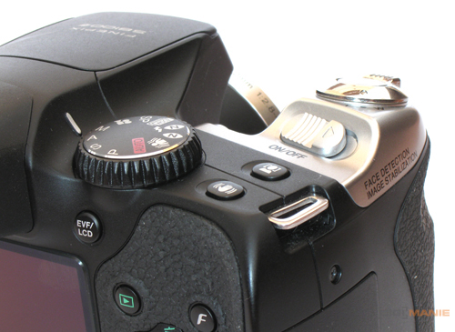 FinePix S8100fd: mají se ostatní ultrazoomy bát?