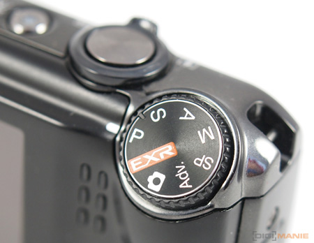 Fujifilm FinePix F300EXR: klame tělem