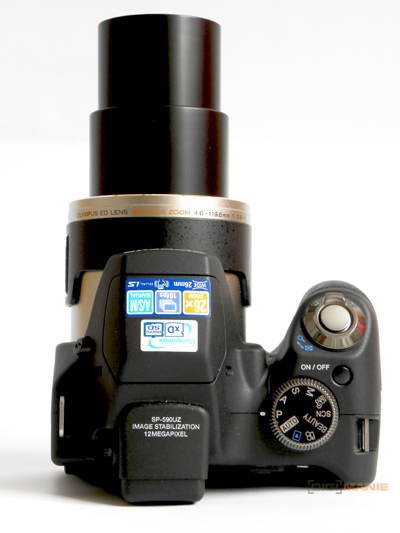 Olympus SP-590UZ: 26× zoom pro každého