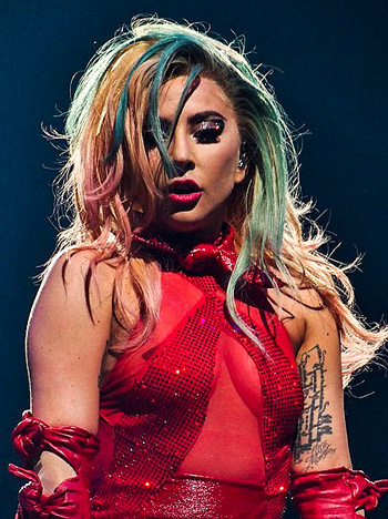 Lady Gaga na Twitteru zveřejnila kradenou fotku z fotobanky i s vodoznakem