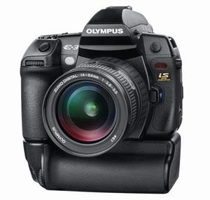 Oceňovaná zrcadlovka Olympus E-3 nyní s bleskem zdarma