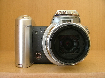 DiMAGE Z1: Rychlá a originálně tvarovaná zrcadlovka