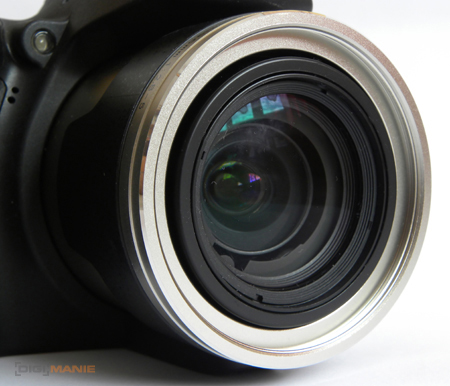 Olympus SP-590UZ: 26× zoom pro každého