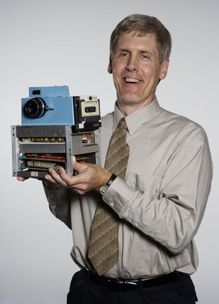 Vynálezce digitálního fotoaparátu dostal čestný doktorát