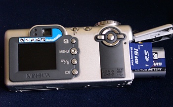 Minolta DiMAGE F100: Stříbrný elegán