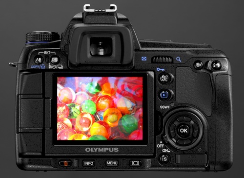 Nová poloprofesionální DSLR Olympus E-30