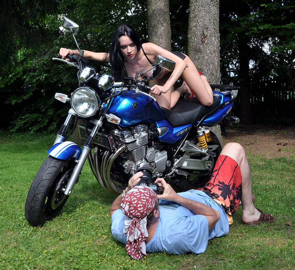 Foto okolo kol 17: Holky a mašiny, kola coby rekvizita