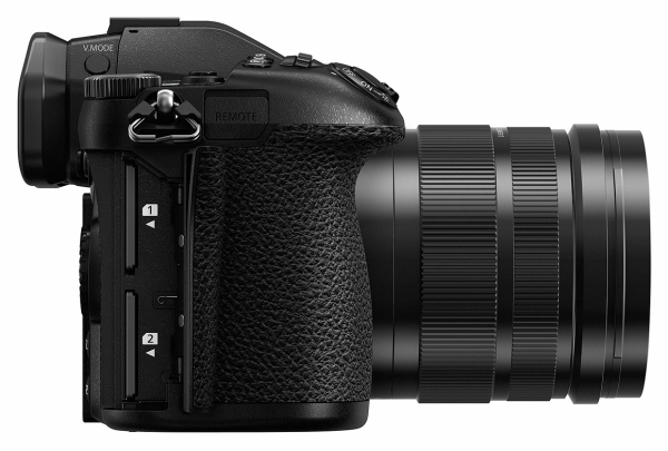 Panasonic Lumix G9 přináší 0,83× EVF i stavový displej