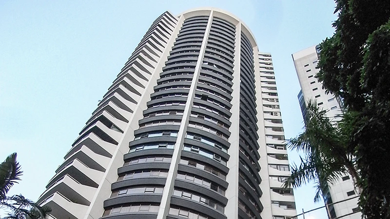 Francouz při focení nebezpečného selfie spadl z 68. patra budovy