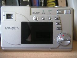 Minolta DiMAGE E223: čelem k masám aneb levná a šikovná