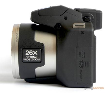 Olympus SP-590UZ: 26× zoom pro každého