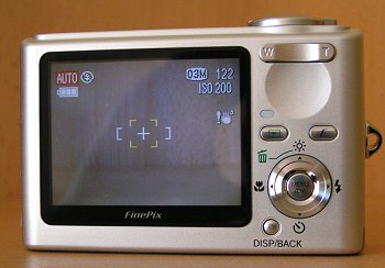 FinePix F10: Malý kompakt s vysokou citlivostí