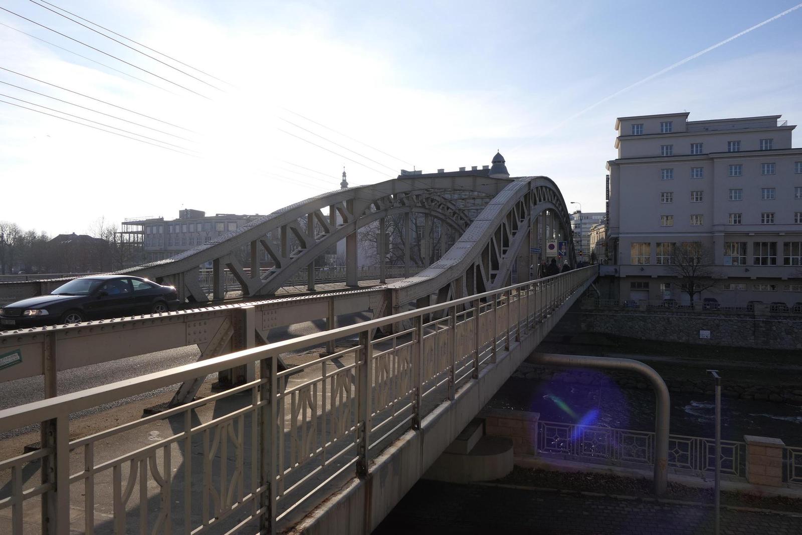 Panasonic Lumix FZ2000: ultrazoom nebo profi kamera?