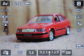 Canon EOS M: první pokus