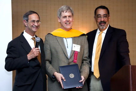 Vynálezce digitálního fotoaparátu dostal čestný doktorát