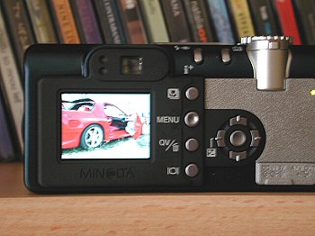 Minolta DiMAGE F200: Námořnický krasavec