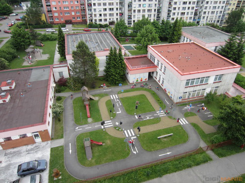 Canon IXUS 220 HS: multifunkční Karkulka