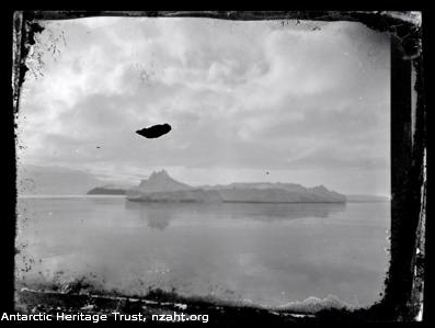 Na Antarktidě se našly 100 let staré fotografie