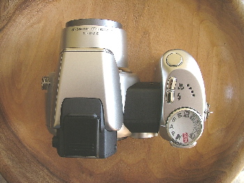 DiMAGE Z1: Rychlá a originálně tvarovaná zrcadlovka