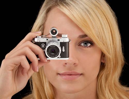 Malinký retro kompakt Minox DCC 5.1