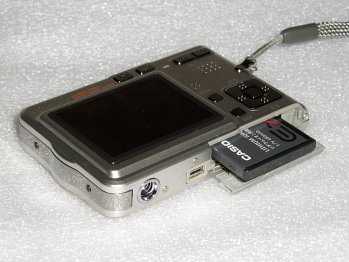 Exilim S100: miniatura do náprsní kapsy