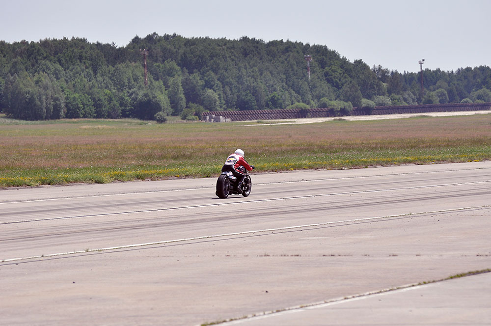 Foto okolo kol 10: Horký asfalt