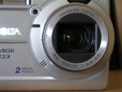 Minolta DiMAGE E223: čelem k masám aneb levná a šikovná