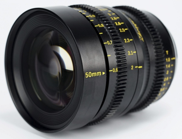 Mitakon představil Speedmaster 50mm T1.0, poslední objektiv do setu