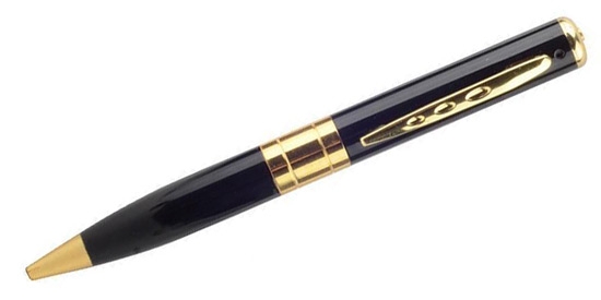 Pero se skrytou kamerou