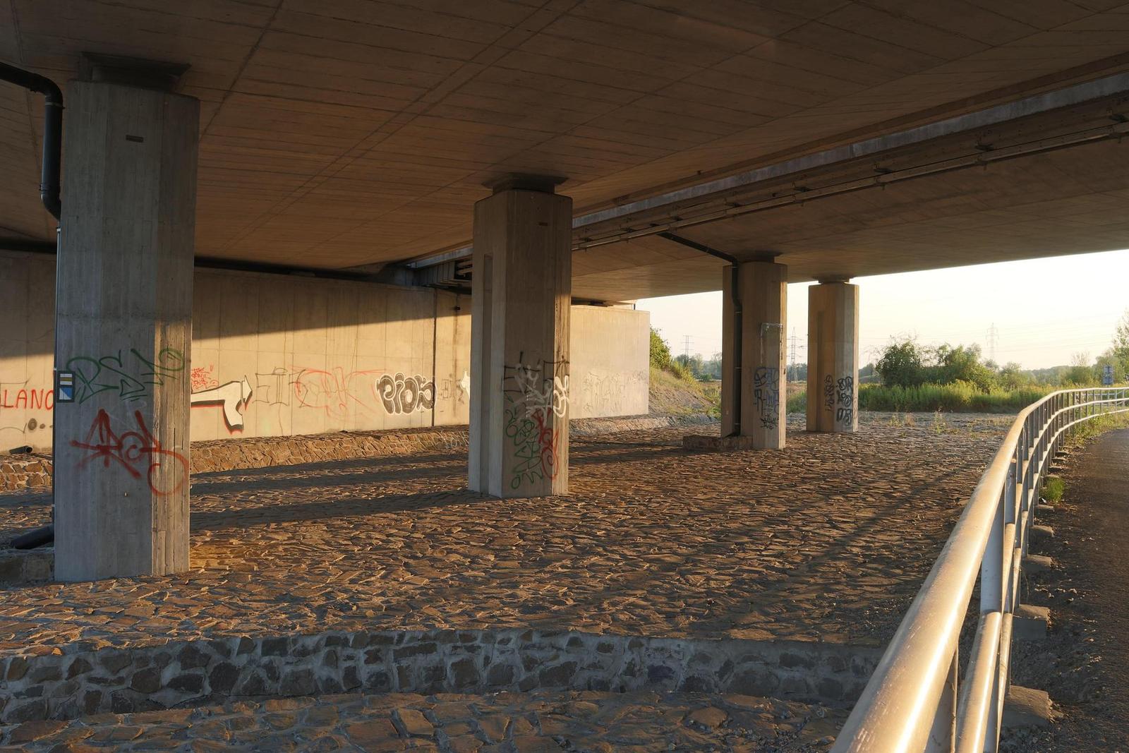 Canon EOS M100: stylové mini-CSC