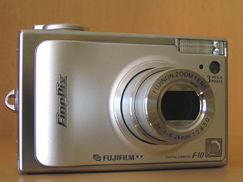 FinePix F10: Malý kompakt s vysokou citlivostí
